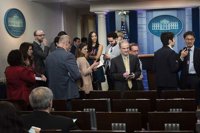 <p>NEKTET ADGANG: Reportere i presserommet i Det hvite hus, etter at de ble nektet adgang til møtet med Spicer.</p>