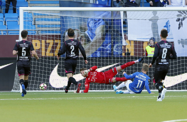 <p>HER STARTER DET: Sander Svendsen banker inn 1-0 for Molde. Vålerenga-keeper Marcus Sandberg er sjanseløs. Robert Lundstrøm (f.v.), Markus Nakkim og Magnus Lekven ser på.</p>