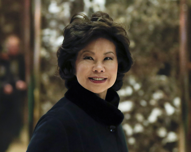 <p>TRUMP TOWER: Dette bildet er tatt av Elaine Chao da hun 21. november var på vei inn i Trump Tower for å møte Donald Trump.</p>