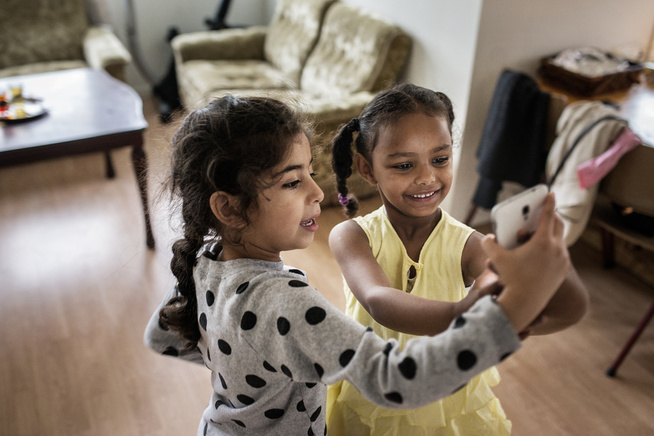 <p>TAR SELFIE: Palestinske Maja (6) poserer sammen med jemenittiske Noha (6). Familiene til jentene bor i samme bygg på mottaket i Vang. Jentene snakker flytende norsk og går på skole i bygda. </p>