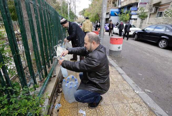 <p>ALTERNATIVE LØSNINGER: Flasker fylles med vann fra en offentlig vannkilde i Damaskus tirsdag. FOTO: LOUAI BESHARA / AFP</p>