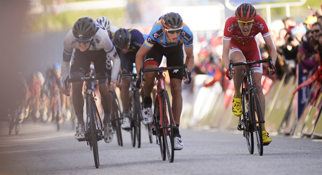 <p>NORD-NORSK TRIUMF: August Jensen (t.v.) vant lørdagens etappe av Arctic Race. Han var først over målstreken på Finnvikeidet utenfor Tromsø. Dylan Teuns (BMC) ble nummer to og Dorian Godon (Cofidis) nummer tre.</p>