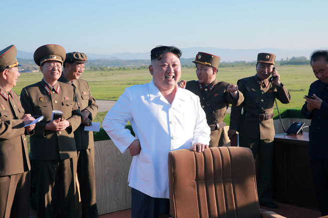 <p>NORD-KOREA: President Kim Jong-Un omringet av en rekke høytstående militære ledere i Nord-Korea.</p>