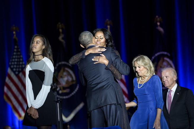 <p>OMFAVNET EKTEMANNEN: Etter talen ga Michelle Obama sin partner gjennom 25 år en god klem. Til venstre datteren Malia (18). Bak ekteparet står visepresident Joe Biden og kona Jill.</p>
