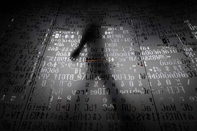 <p>KODER: Veggen på bildet, tatt i lokalene til datasikkerhetsfirmaet Kaspersky, viser datakkoder.</p>
