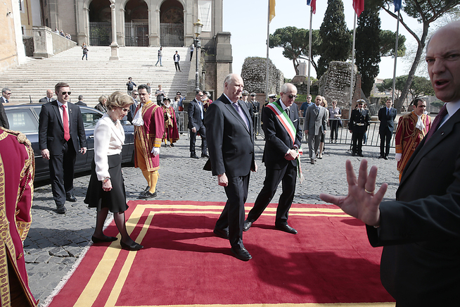 <p>STATSBESØK: Kong Harald og dronning Sonja ankommer Campidoglio og fungerende ordfører Francesco Paolo i Roma. Kongeparet får beskue utsikten over i Forum Romano i forbindelse med statsbesøket i Roma.</p>