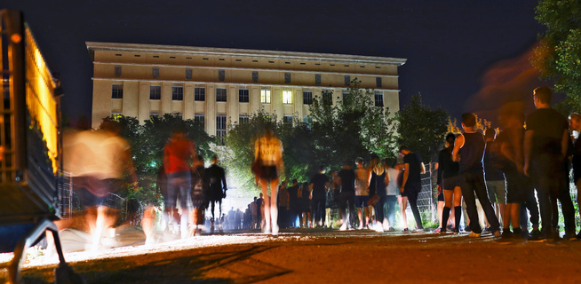 <p>Folk står gjerne i flere timer i kø for å komme inn på Berghain. </p>