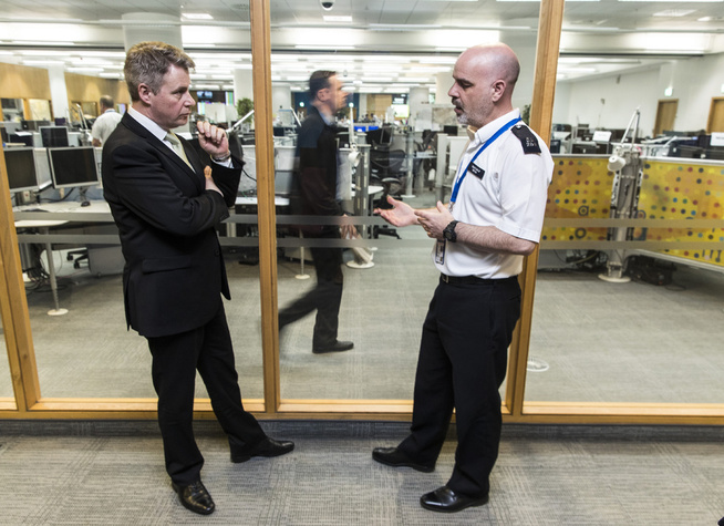 <p>I LONDON: Justisminister Per-Willy Amundsen (Frp) på omvisning om Londons kameraovervåkning. Konstabel David Seton viser den norske justisministeren operasjonsrommet hvor det britiske Metropolitan Police kan hente inn kamerafeeden fra hele 16.000 kamera i London.</p>