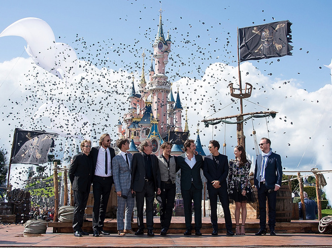 <p>MEGALANSERING I PARIS: De norske regissørene Joachim Rønning (nummer to fra venstre) og Espen Sandberg (helt til høyre) sammen med produsent Jerry Bruckheimer, skuespillerne Brenton Thwaites, Geoffrey Rush, Johnny Depp, Javier Bardem, Orlando Bloom, og Kaya Scodelario under lanseringen i Disneyland i Paris.</p>