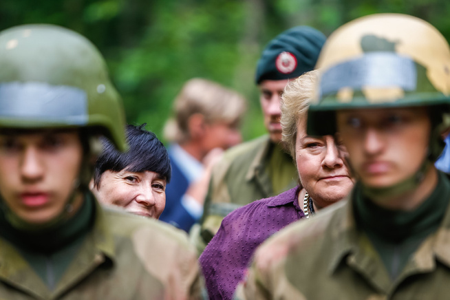 <p><b>SVIKT I BEREDSKAPEN:</b> Forsvarsminister Ine Marie Eriksen Søreide og statsminister Erna Solberg har fått skarp kritikk av Riksrevisjonen. Her er de på besøk under opptaksprøven til befalskolen på Sessvollmoen.</p>