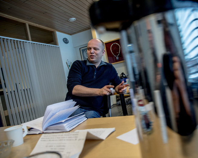 <p>ENIG MED CARL: Trygve Slagsvold Vedum (Sp) møtte Carl I. Hagen på gata i Oslo nylig. Der og da kom det frem at de begge ville gjeninnføre pensjonistenes lønnsslipp av respekt for eldre som ikke er på nettet og bruker digipost.</p>
