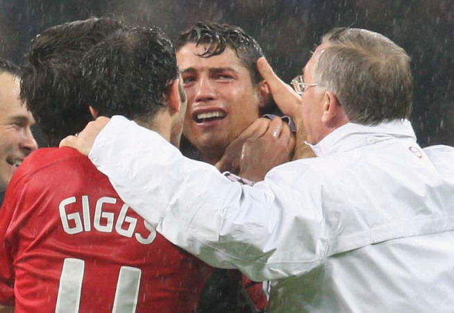 <p>VANT SAMMEN: Cristiano Ronaldo, Ryan Giggs og Alex Ferguson jubler etter straffeseieren over Chelsea i 2008. Foto: GETTY IMAGES</p>