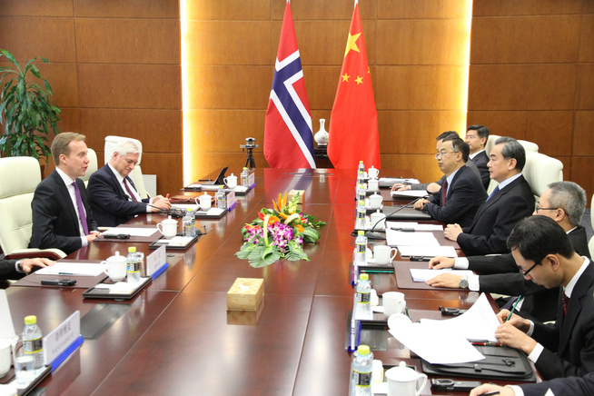 <p>DIPLOMATISK KONTAKT: Utenriksminister Børge Brende var i desember i møte med den kinesiske utenriksminister Wang Yi i Beijing hvor det ble kjent at Kina var villig til å gjenoppta normalt politisk og diplomatisk samarbeid med Norge.</p>