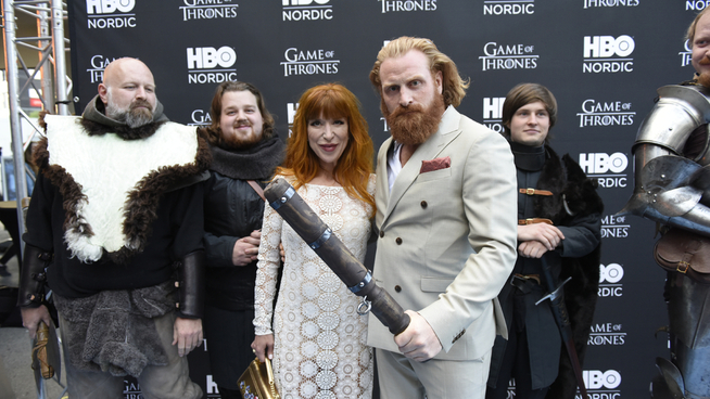 <p>PÅ PREMIERE: Kristofer Hivju og kona Gry Molvær fikk hilse på tilhengere av serien som hadde kledd seg ut for anledningen. </p>
