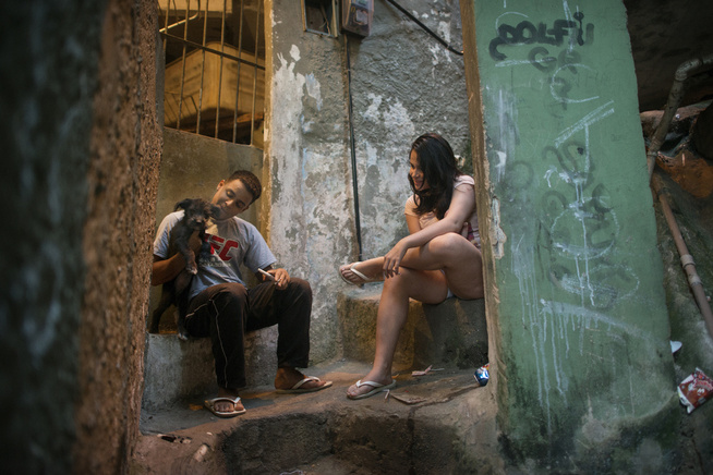 <p>FAVELA: To unge koser seg med hunden sin i Rocinha, som er Rio de Janeiros største favela.</p>