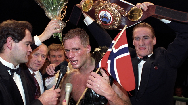 <p>FULGTE BROREN: Erling Havnå (t.h.) var en viktig støttespiller for broren Magne. Her etter en tittelkamp i 1991 der Steffen Tangastad intervjuer den norske boksestjernen.</p>
