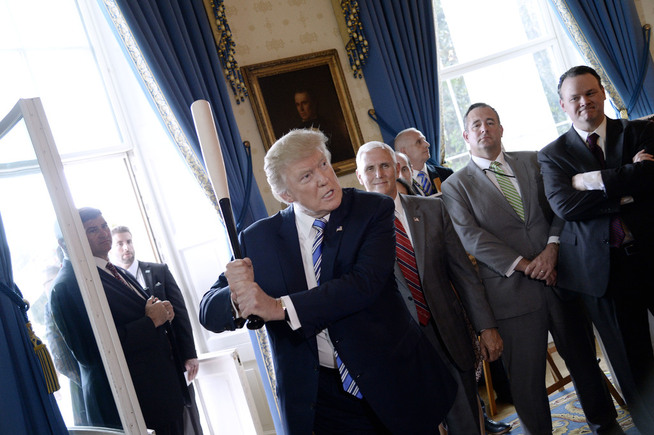 <p>SLAG I FLEISEN: Trump langet senest i dag ut mot «Obamacare» og sa at alle aspekter ved den var dårlig. Å erstatte helsereformen har blitt et prestisjeprosjekt med stor fallhøyde for presidenten. På bildet svinger Trump et Marucci-balltre under produktfremvisningen "Made in America" i Det hvite hus den 17. juli 2017. </p>