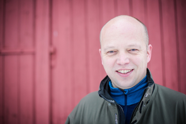 <p>TIL ANGREP: Sp-leder Trygve Slagsvold Vedum kaller Siv Jensen for «avgiftsdronning». Her utenfor gården sin på Ilseng i Hedmark.</p>