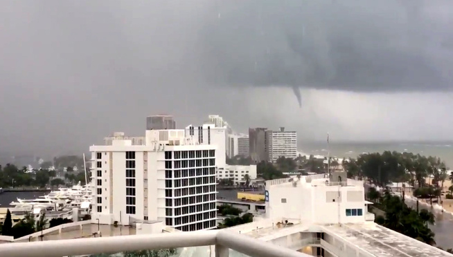 <p>TORNADO: En skypumpe sett utenfor kysten av Fort Lauderdale.</p>