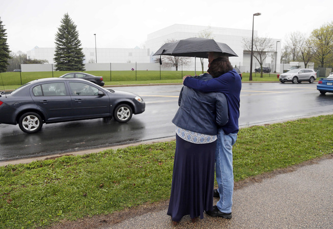 <p>FUNNET I SITT HJEM: Maryanna Miller og ektemannen Gary har møtt opp utenfor hjemmet til Prince i Paisley Park i Chanhassen, hvor den 57 år gamle superstjernen ble funnet død.</p>