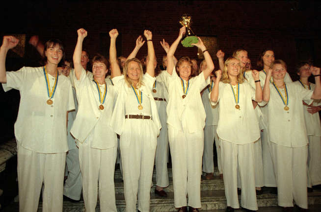 <p>FESTKLARE: Fotballjentene var antrukket i hvitt i det Ann Kristin Aarønes beskriver som «engleklær» på banketten etter finalen i 1995. Her hever Heidi Støre pokalen over hodet, flankert (fra venstre) av nettopp Aarønes, Hege Riise, Linda Medalen, Gro Espeseth og Tina Svensson.</p>