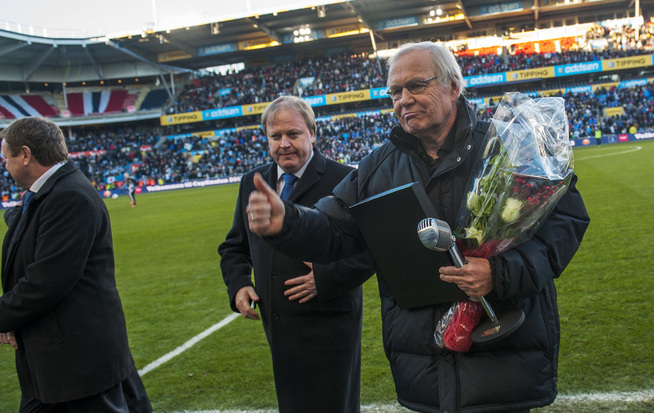 & lt; p & gt; VIDEO GAME LEGEND:. Arne Scheie (right) was hailed in the cup final in football between Molde and Rosenborg p & # xE5; Ullevaal Stadium in 2013, the last finals he commented .. Dav & # xE6; rendering soccer president Yngve Hall & # xE9; nine middle. Photo: Fredrik Varfjell / NTB scanpix & lt; / p & gt; 