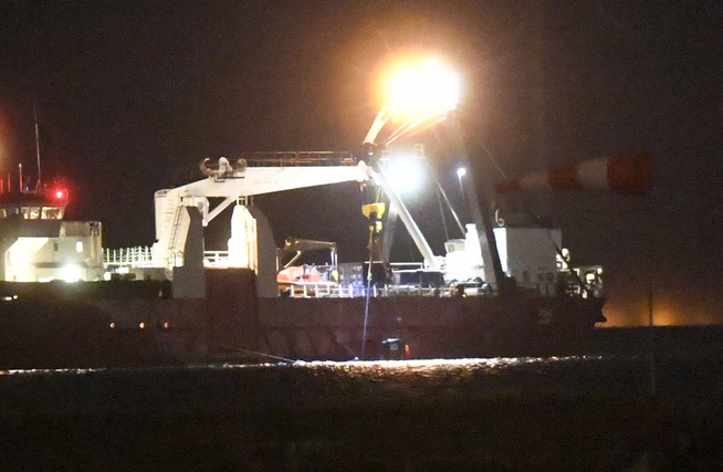 <p>PÅ VEI MOT HAVNEN: Sent lørdag kveld ble ubåten fraktet til Nordhavnen i København.</p>