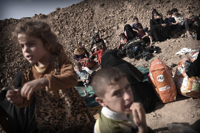 <p>FLYKTNINGLEIR: Bildet er tatt ved flyktningleiren Al-Khazer 15 km fra Mosul. Ghasam-familien tok seg over frontlinjen til sikkerhet ved en Peshmerga utpost 15km fra Mosul. Foto: HARALD HENDEN, VG</p>