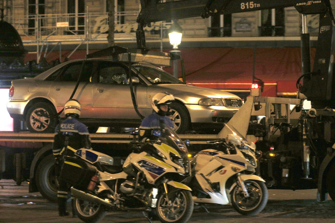 <p>ÅSTEDET: Bilen som ifølge AP ble brukt av angriperen i Paris ble natt til fredag fraktet bort fra åstedet.</p>