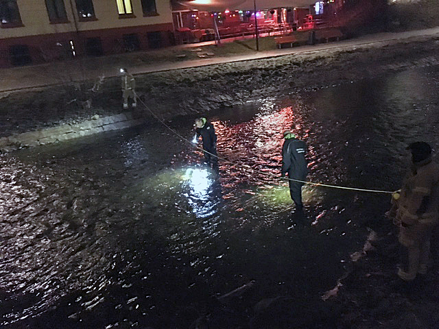 <p>Police søker på surface and with divers in Akerselva after that it was løsnet shot at a pub in Oslo just før. A black Jeep, which police believe was used in the shooting, was found by the - på Grünerlødevelopment team øst in Oslo, norway.</p>