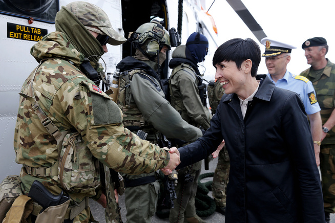 <p>TETT SAMARBEID: USA, fire europeiske land og våre nordiske naboer, vil inngå i en sikkerhetspolitisk «allianse» med Norge. Her hilser forsvarsminister Ine Eriksen Søreide på norske spesialsoldater under øvelsen «Gemini 2016». </p>
