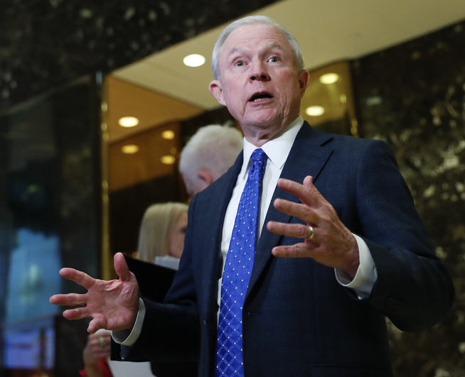 <p>JUSTISMINISTER: Jeff Sessions har i flere år vært en av de nærmeste og mest lojale av Trumps støttespillere.</p>