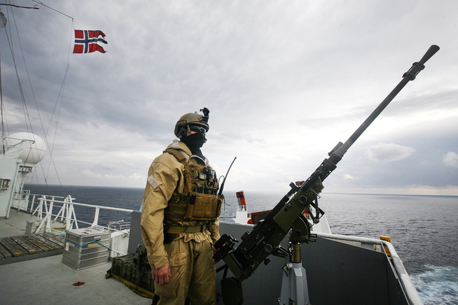 <p>KUTTES: En soldat fra Kystjegerkommandoen (KJK) om bord på frakteskipet 'Taiko» som var en delav Operasjon RECSYR (Removal of chemical agents from Syria).</p>