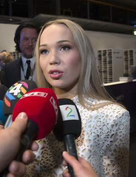 & lt; p & gt; ASKED UP: Agnete Johnsen m  & # xF8; support the press face to face after  exit Thursday night, after & # xE5; laying  low for a long time. Photo: NTB Scanpix & lt; / p  & gt;