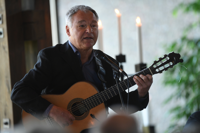 <p>HEDRET KNUT: Visesanger Lars Klevstrand innledet minneseremonien for Knut Borge.</p>