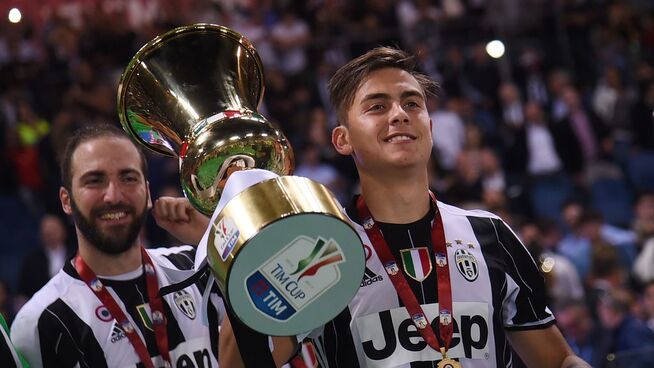 <p>JAKTER TRIPPEL: Gonzalo Higuaín og Paulo Dybala feirer Coppa Italia-seieren over Lazio. Juventus trenger to poeng på de to siste kampene for å vinne Serie A-tittelen. </p>