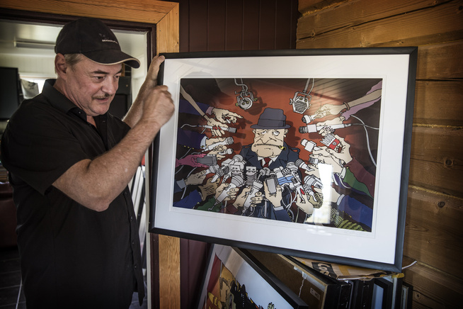 <p>ILLUSTRATØR: Eldar Vågar er også tegner, og han skal ha ny utstilling på Prøysenhuset i september. Her er han avbildet med verket «Presse» i forbindelse med en utstilling i fjor.</p>