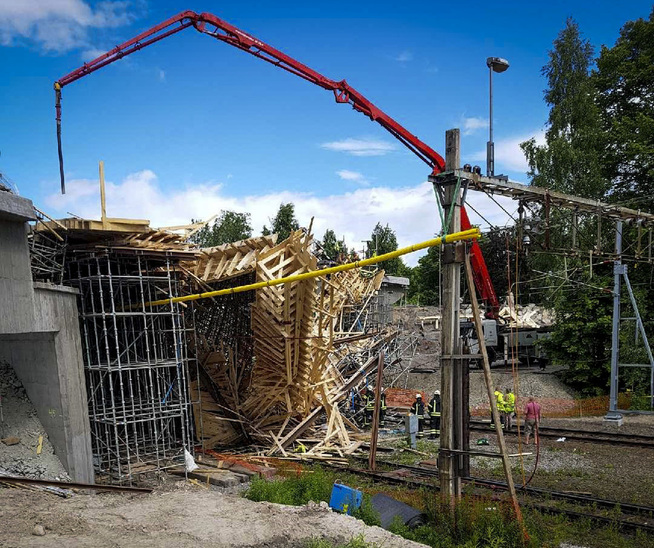 <p>KOLLAPSET: Slik så broen ut etter at den raste.</p>