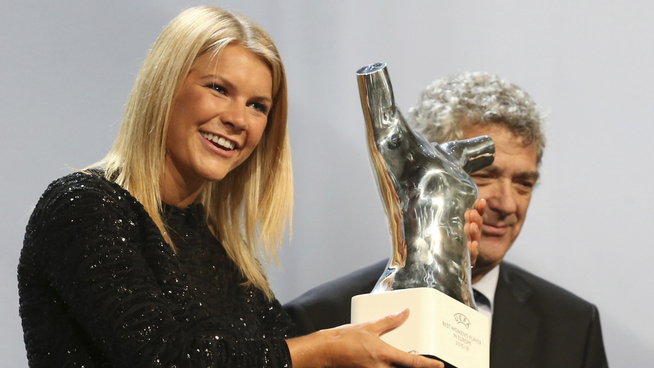 <p>– STORT! Ada Hegerberg sammen med det store troféet og UEFA-president Angel Maria Villar.</p>