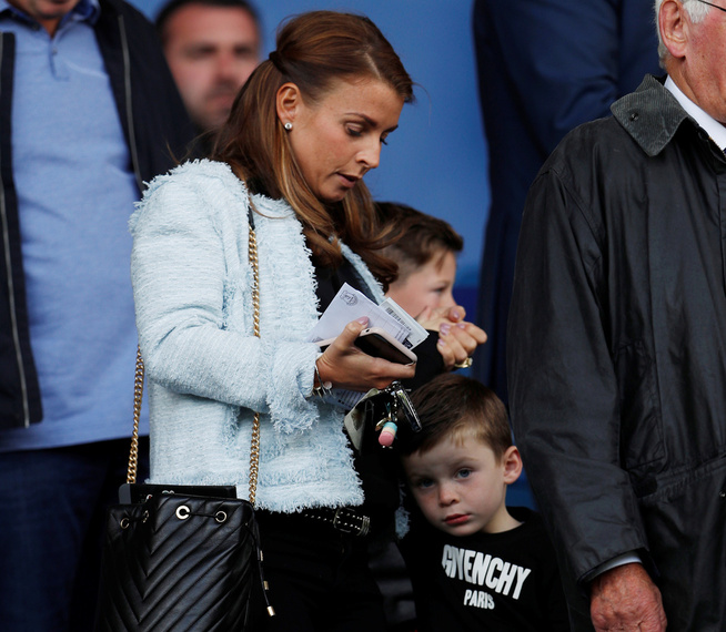 <p>FAMILIEN: Wayne Rooneys kone, Coleen, og sønnen Klay var på plass på Goodison Park.</p>