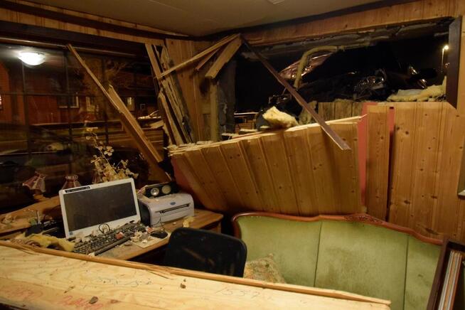 <p>SEEN from the INSIDE: The accident førte to major damage to the på house.</p>