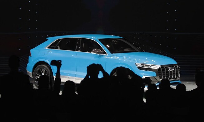 <p>FORLØST: Audi har gått svanger med en slik modell i noen år, og nå presenterer de Q8 som «nær produksjonsklart konsept» og forteller at bilen skal lanseres om et års tid. Konseptet kombinerer en V6 bensinmotor med elmotor for å oppnå en kraftig drivlinje med moderate utslipp, og den ser ut til og blir større enn konkurrentene fra BMW og Mercedes.</p>