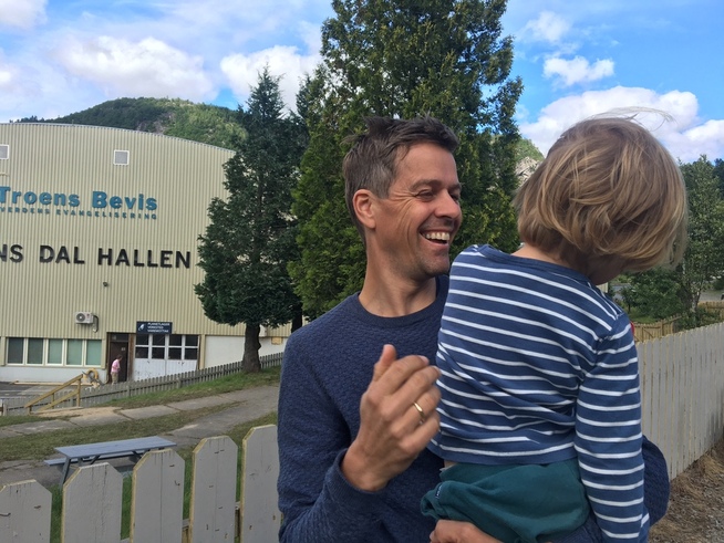 <p>VERDIKAMP: KrF-leder Knut Arild Hareide mener å ivareta kristne velgere er mer enn en diskusjon om innvandring, at det også kan handle om søndagsåpne butikker eller aktiv dødshjelp. Her på familietur i Sarons dal med Tord Olav (2).</p>
