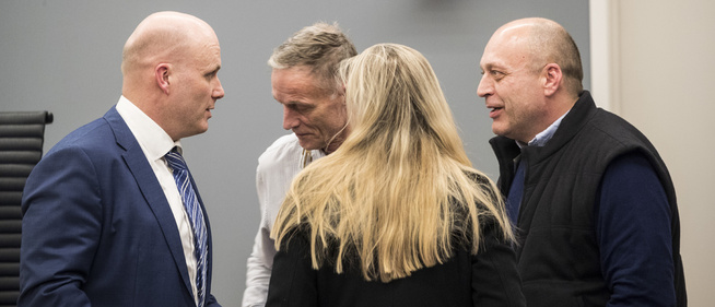 <p>AKTOR: Lars Erik Alfheim, til venstre, fører saken mot Gjermund Cappelen. Her står den hasjdømte mannen med sine forsvarere Benedict de Vibe og Kaja de Vibe Malling.</p>