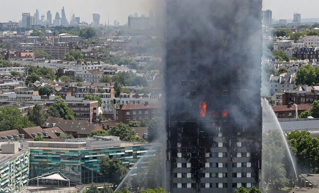 <p>STORBRANN: Den 24 etasjer høye bygningen i London begynte å brenne etter midnatt natt til onsdag. </p>