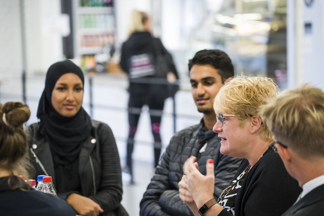 <p>REAGERER: Venstre-leder Trine Skei Grande besøkte tirsdag Stovner videregående skole for å snakke om intergrering, som en reaksjon på Sylvi Listhaugs tur til Rinkeby. Her sammen med Sahra Jaber og Sheis Iqbal fra Furuset idrettslag.</p>