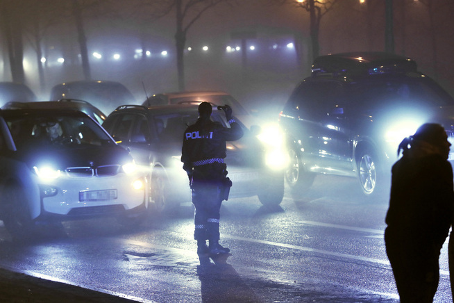 <p>SJEKKER BILER: Politiet stoppet trafikk på Fornebu og lyste inn i biler med lommelykt.</p>