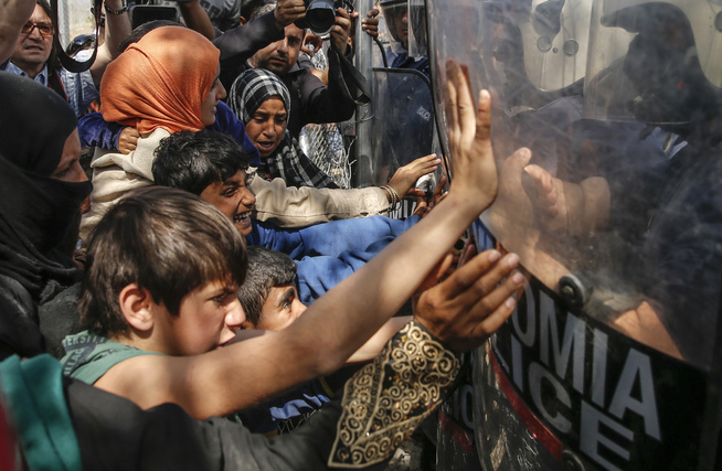 <p>TRENGSEL: Flyktninger som har levd i over en måned i kummerlige forhold i teltleiren nær byen Idomeni på grensen mellom Hellas og Makedonia, har havnet i klinsj med makedonsk politi flere ganger de siste dagene. Bildet er fra sist torsdag.</p>