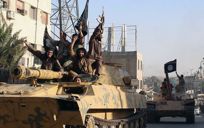 <p>PROBLEMES KJERNE: IS-krigere på en panservogn i en parade i den erobrede byen Raqqa.</p>
