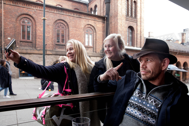 <p>SELFIE: Lothe får ikke sitte i fred på Karl Johan i Oslo. Merethe Johansen (29) og Therese Johansen (24) var to av dem som sikret seg et bilde med TV-stjernen. </p>